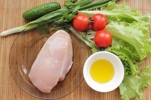 салат из курицы и свежих овощей