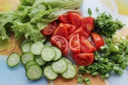 салат из курицы и овощей