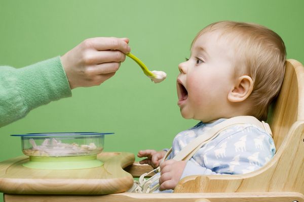 ребенок ест творог